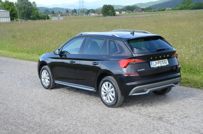 Škoda kamiq bolj elegantno kot spredaj deluje v svojem zadnjem delu, izstopajo luči, tudi napis znamke na pokrovu prtljažnika. FOTO: Gašper Boncelj