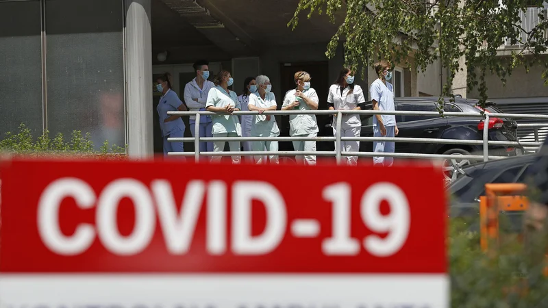 Fotografija: Kdaj naj bi bila mobilna aplikacija na voljo, še ni povsem jasno. V vladnih krogih se (preveč) optimistično omenja pričakovanja o prihodnjih dveh ali treh tednih. FOTO: Leon Vidic/Delo