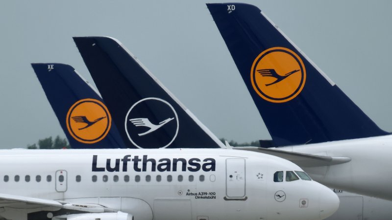 Fotografija: Lufthansa, ki daje delo 138.000 ljudem, je zunaj nevarnosti stečaja. FOTO: Christof Stache/AFP