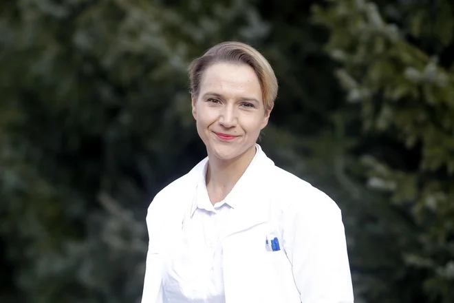 Državna sekretarka na ministrstvu za zdravje Tina Bregant pravi, da bi si aplikacijo moralo naložiti veliko več kot 60 odstotkov vseh posameznikov, da bi bila učinkovito uporabljena. FOTO: Mavric Pivk/Delo