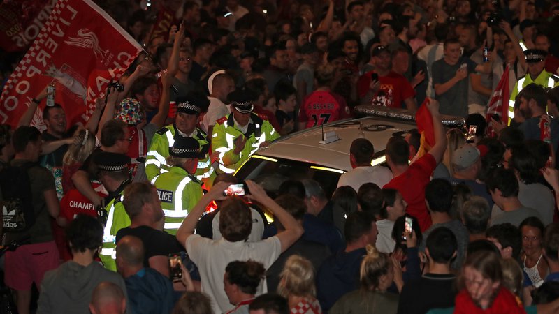 Fotografija: Navijačem Liverpoola je bilo kaj mar za pozive o tem, da naj se držijo navodil o druženju na varni razdalji. Nogometni naslov nagleškega prvaka, prvega po 30 letih je za dan ali dva odvrgel vse skrbi. FOTO: Molly Darlington/Reuters