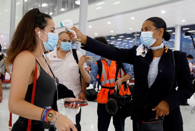Po treh mesecih zaprtja zaradi pandemije koronavirusne bolezni so v Parizu danes znova odprli letališče Orly. FOTO: Charles Platiau/Reuters