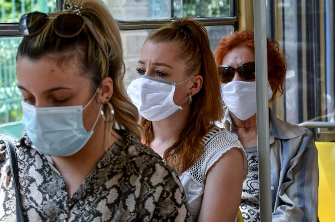 V Đakovem so okužbe povezane s samostanom in nadškofijo, v Zagrebu pa s psihiatrično bolnišnico in nočnimi klubi, kjer vrtijo narodno glasbo. FOTO: Denis Lovrović/AFP
