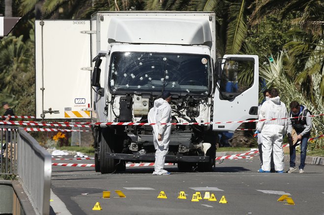 Eden največjih terorističnih napadov v zadnjem času v Evropi se je zgodil pred skoraj štirimi leti v Nici, ko je tovornjak zapeljal v množico ljudi. FOTO: Eric Gaillard/Reuters