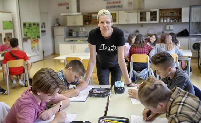 V vsakem razredu se trudi, da učence resnično spozna, ker to pomaga pri pouku angleščine. »Otroci radi govorijo o sebi, svojih interesih, stvareh, ki jih imajo radi.« FOTO: Blaž Samec/Delo