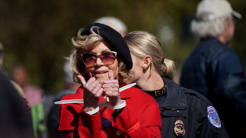 Fotografija: Jane Fonda je aktivistka proti vojnam in ameriškim intervencijam, nasilju, diskriminaciji žensk, lani je stopila v ospredje s podporo mladim za podnebno pravičnost, po smrti ­Georgea Floyda še glasneje protestira proti rasizmu in je znana kot velika nasprotnica ameriškega predsednika Donalda Trumpa. Foto Sarah Silbiger/ Reuters