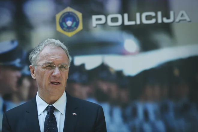 Minister Hojs je pri tem policiji obljubil polno podporo aktualne koalicije, da bi lahko bilo delo policistov še učinkovitejše. FOTO: Jože Suhadolnik/Delo