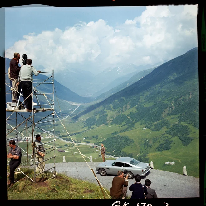 Utrinek s snemanja vožnje DB5 s prelaza Furka. Foto Aston Martin