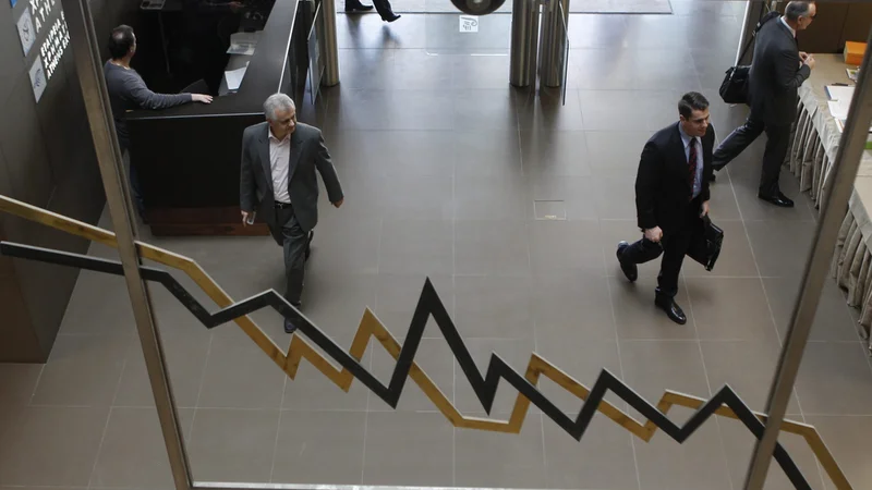 Fotografija: Zdaj smo v razmerah, ko IMF za leto 2020 napoveduje krizo in recesijo z znižanjem BDP v kar 170 (!) državah sveta, medtem ko so bili še pred nekaj meseci obeti za kar 160 držav pozitivni in precej spodbudnejši. Foto: John Kolesidis/ Reuters