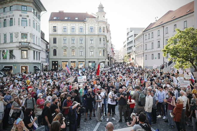 Protestniki so se zbrali na Prešernovem trgu. FOTO: Uroš Hočevar/Delo