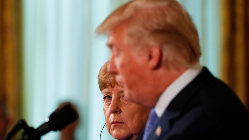 Fotografija: Kanclerka Angela Merkel po mnenju nekaterih ravna prav, ko se ne odziva na Trumpove najave in grožnje. Foto Brian Snyder/Reuters