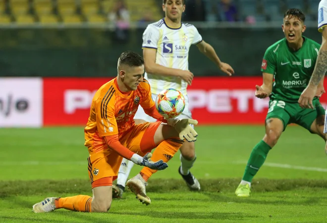 Mladi Olimpijin rešitelj v Domžalah Haris Kadrić (desno) bo s klopi čakal na novo priložnost. Mariboru jo je že zagodel tudi v Ljudskem vrtu. FOTO: Tadej Regent/Delo