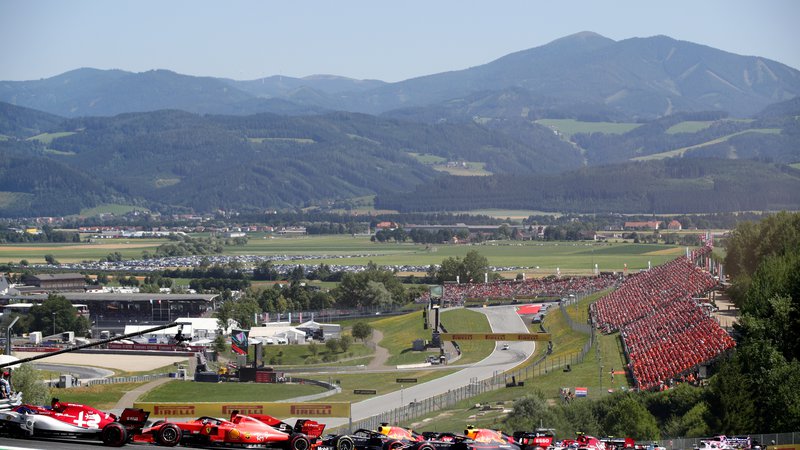 Fotografija: Prizor z lanske dirke formule ena v avstrijskem Spielbergu. Letos bodo tekmovali brez navzočnosti gledalcev. FOTO: Lisi Niesner/Reuters