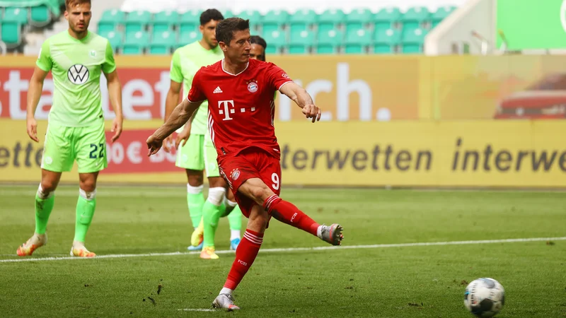 Fotografija: Robert Lewandowski je hladnokrvno dosegel tretji Bayernov gol na gostovanju pri Wolsburgu. FOTO: Kai Pfaffenbach/Reuters