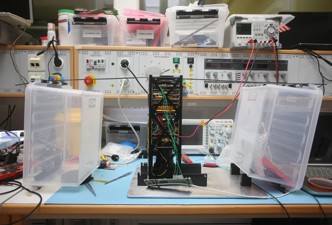 Okoli Zemlje bo štirikilogramski nanosatelit Trisat krožil predvidoma šest let. V prvi vrsti je namenjen testiranju nove vesoljske elektronike. Na krovu satelita je tudi miniaturna hiperspektralna oziroma multispektralna kamera, delujoča v kratkovalovnem