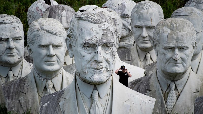 Fotografija: Upokojeni doprsni kipi Woodrow Wilsona in nekaterih drugih nekdanjih predsednikov ZDA v Williamsburgu. Foto Brendan Smialowski Afp