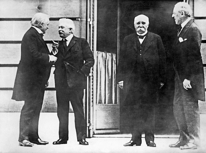 Arhivska fotografija ameriškega predsednika Wilsona (na desni) iz januarja 1919 z voditelji Velike Britanije, Italije in Francije  Lloydom Georgeom, Vittoriom Orlandom in Georgesom Clemenceaujem  v Parizu. Foto - Afp