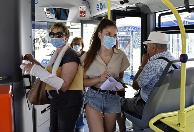 Na Hrvaškem so maske na sredstvih javnega prevoza obvezne. FOTO: Joško Šupić/Cropix
