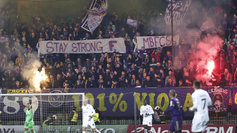 Fotografija: Slovenski nogometni derbi pospremijo ponavadi polne tribune, tako je bilo tudi nazadnje ob koncu februarja v Mariboru, drevi v Stožicah pa bo pač drugače. FOTO: Leon Vidic/Delo