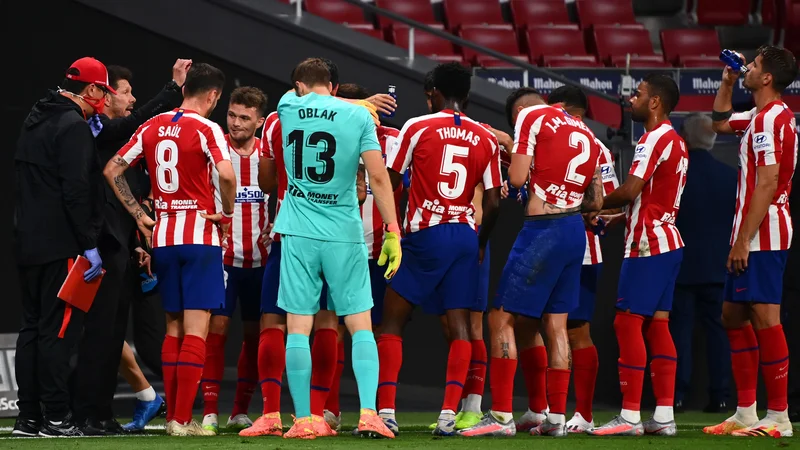 Fotografija: Diego Simeone (drugi z leve) se je z nogometaši Atletica, med njimi tudi našim Janom Oblakom, veselil nove zmage. FOTO: Gabriel Bouys/AFP