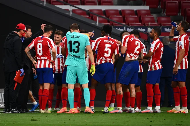 Diego Simeone (drugi z leve) se je z nogometaši Atletica, med njimi tudi našim Janom Oblakom, veselil nove zmage. FOTO: Gabriel Bouys/AFP
