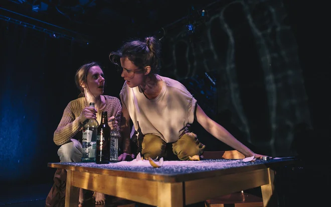 <em>Koščki svetlobe</em><em> </em>so intimna drama o (ne)razmerju med Jess in Sarah. Foto Peter Giodani