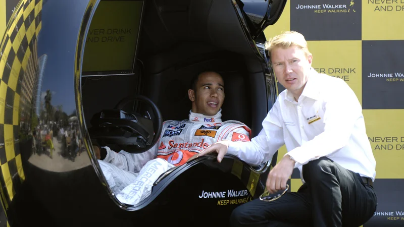Fotografija: Mika Häkkinen (desno) tudi v novi sezoni pričakuje veliko od Lewisa Hamiltona (levo). Foto Reuters