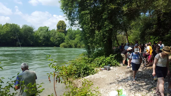Skupina 84 čistilcev je srečala več ribičev in kopalcev v Savi. FOTO: Borut Tavčar/Delo