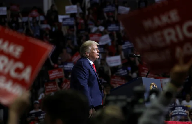 Trump v Tulsi prejšnji konec tedna: to bi lahko bilo zadnjič, da je v njegovi navzočnosti zvenela katera koli skladba tandema Jagger-Richards. Foto Leah Millis Reuters