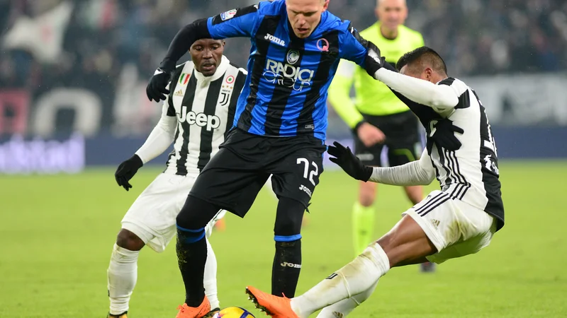 Fotografija: Znani potniki v ligo prvakov iz serie A? Juventus (69 točk) in Lazio (65) nadaljujeta boj za italijanskega prvaka, ob njiju bosta nemara odšla v ligo prvakov Inter in Atalanta (57). Slednja je zmagala tudi v Vidmu, petouvrščena Roma (48) pa je izgubila. V Vidmu je dobil od 80. minute priložnost tudi Josip Iličić (na fotografiji). Foto Reuters