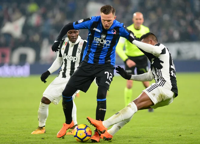 Znani potniki v ligo prvakov iz serie A? Juventus (69 točk) in Lazio (65) nadaljujeta boj za italijanskega prvaka, ob njiju bosta nemara odšla v ligo prvakov Inter in Atalanta (57). Slednja je zmagala tudi v Vidmu, petouvrščena Roma (48) pa je izgubila. V Vidmu je dobil od 80. minute priložnost tudi Josip Iličić (na fotografiji). Foto Reuters