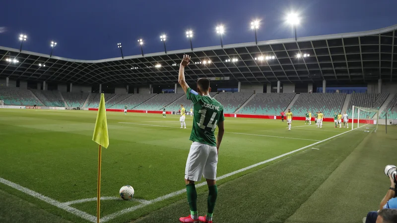 Fotografija: Prazne stožiške tribune so ponudile nenavadno podobo za udeležence slovenskega derbija. FOTO: Leon Vidic/Delo