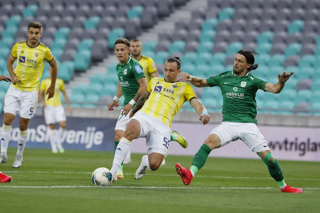Nogometaši Maribora nikakor niso mogli premagati vrataja Nejca Vidmarja. FOTO: Leon Vidic/Delo
