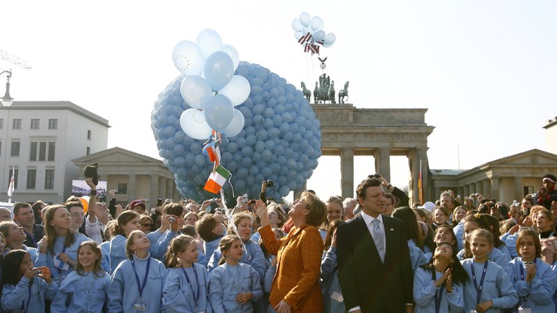 Fotografija: 25. marca 2007 smo v Uniji praznovali 50. obletnico podpisa rimskih pogodb. V berlinski izjavi so zapisali, da imamo državljani Evropske unije »srečo, da smo združeni«. FOTO: Kai Pfaffenbach/Reuters