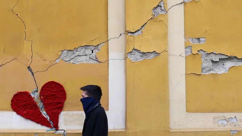 Fotografija: Potres, ki je prizadel Zagreb, je povzročil milijardno škodo. Na fotografiji pleteno srce, ki jih je na poškodovane stavbe v mestu namestila oblikovalka in umetnica Ivona. Foto Reuters