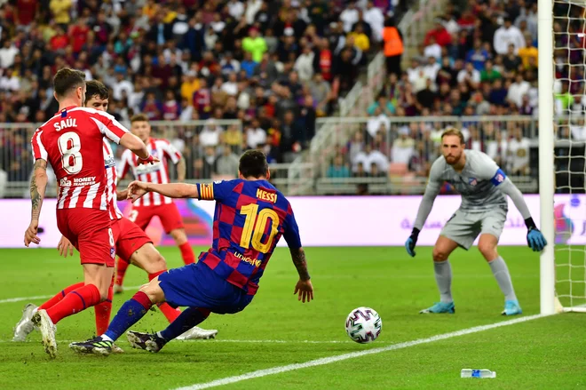 Jan Oblak in Saul Niguez sta bila med najboljšimi igralci Atletica, jutri se bosta vnovič soočila z Lionelom Messijem. FOTO: Giuseppe Cacace/AFP