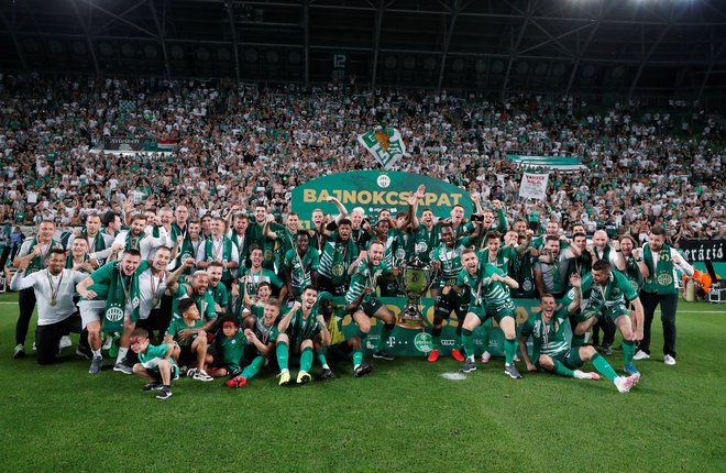 Takole so se Miha Blažič in soigralci veselili naslova madžarskega prvaka pred 12.000 navijači. FOTO: Bernadett Szabo/Reuters