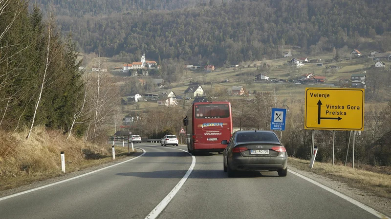 Fotografija: Po podatkih Statističnega urada RS je bilo lani 1683 takšnih, ki imajo začasno ali stalno prebivališče v koroški regiji, delovno mesto pa v osrednjeslovenski takšnih, ki imajo začasno ali stalno prebivališče v koroški regiji, delovno mesto pa v osrednjeslovenski regiji.  Foto Leon Vidic/Delo