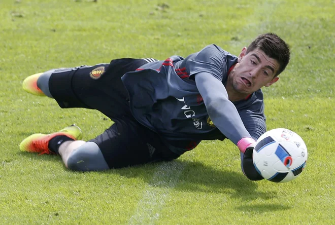 Real Madrid je zmagal na gostovanju pri Espanyolu, pri čemer je ohranil nedotaknjeno mrežo tudi vratar Thibaut Courtois. Real je na lestvici pobegnil Barceloni. FOTO: Regis Duvignau/Reuters