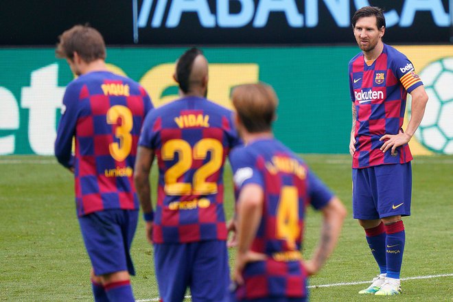 Lionel Messi (desno) in soigralci bodo imeli jutri zvečer v derbiju z Atleticom eno zadnjih priložnosti za kaj več v tej sezoni španskega prvenstva. FOTO: AFP