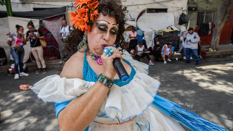 Fotografija: Nastop LGBT aktivistke Sare Lugo aka Lucha Villa na paradi ponosa v Mexico Cityju. Na paradi so pripadniki skupnosti LGBT predstavili program za brezplačne obroke brezdomcev med pandemijo. FOTO: Pedro Pardo/Afp