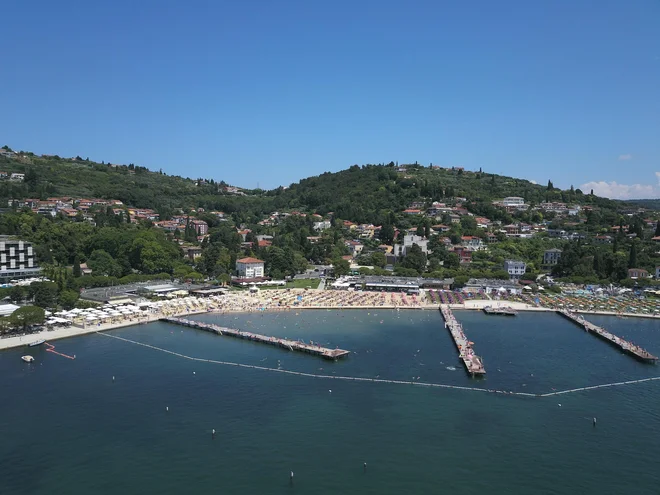 Pogled na osrednjo portoroško plažo iz zraka: senčniki so razprti, pomoli so povsem polni. FOTO: Okolje Piran