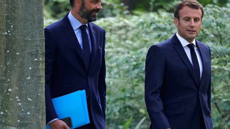 Fotografija: Predsednik Emmanuel Macron in predsednik vlade Edouard Philippe. FOTO: Christian Hartmann/Afp