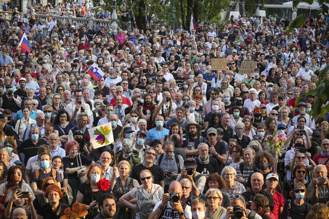 Na alternativni proslavi Dneva državnosti na Prešernovem trgu je bilo po podatkih policije okrog 3000 udeležencev. FOTO: Jože Suhadolnik/Delo