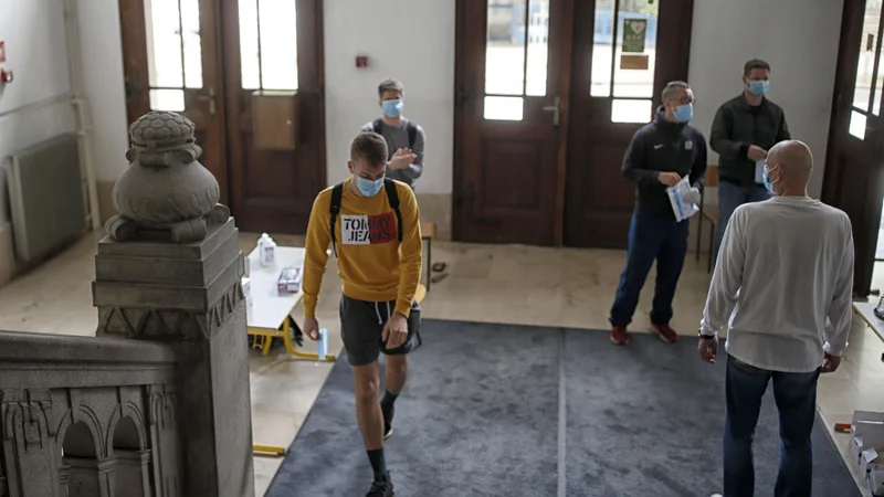 Fotografija: Na Obrtni zbornici Slovenije pravijo, da že več let opozarjajo, da bi moralo resorno ministrstvo storiti več za promocijo obrtnih poklicev in vajeništva. FOTO: Blaž Samec/Delo