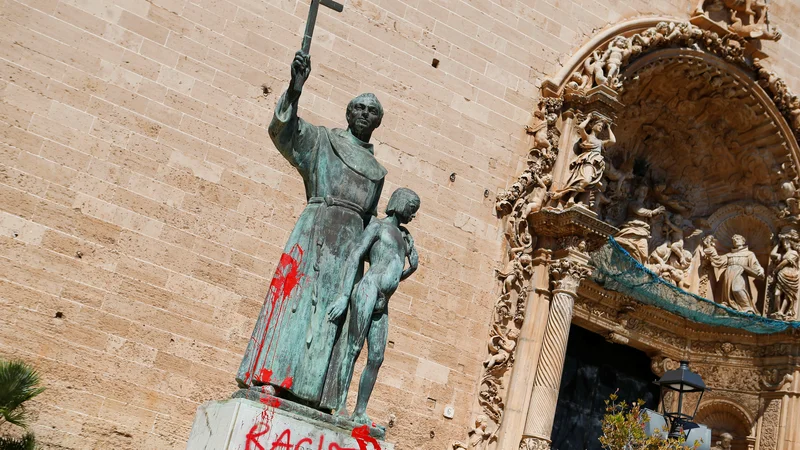 Fotografija: Z napisom rasist so oskrunili spomenik Junípera Serre na Majorki. FOTO: Enrique Calvo/Reuters