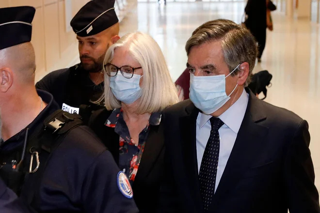 Zakonca Fillon napovedujeta pritožbo zoper odločitev sodišča. Zavračata obtožbe o zlorabi javnega denarja. Na fotografiji&nbsp;François Fillon (desno). FOTO: AFP