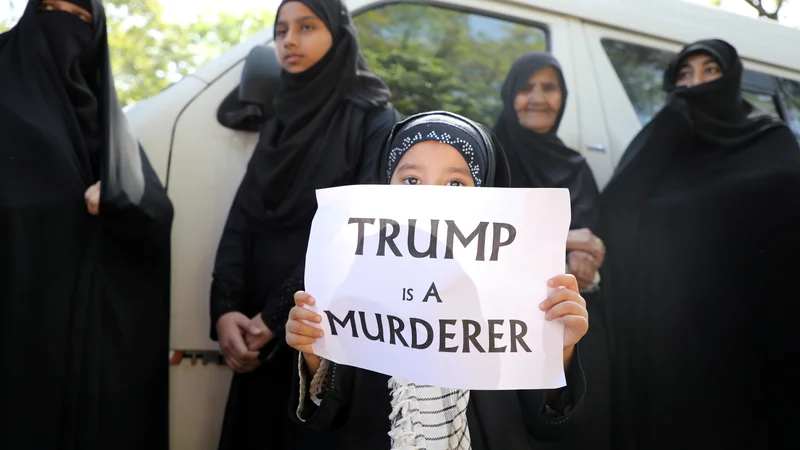 Fotografija: Ameriški atentat na iranskega generala je sprožil proteste in zgražanje. Na fotografiji protest pred amabasado ZDA v Maleziji. FOTO: Lim Huey Teng/Reuters