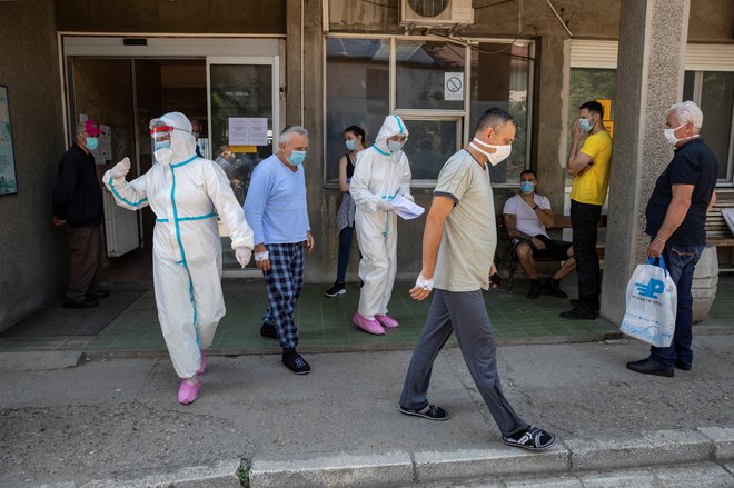 Iz Srbije poročajo o preko 240 novih primerih okužbe. FOTO: Marko Djurica/Reuters