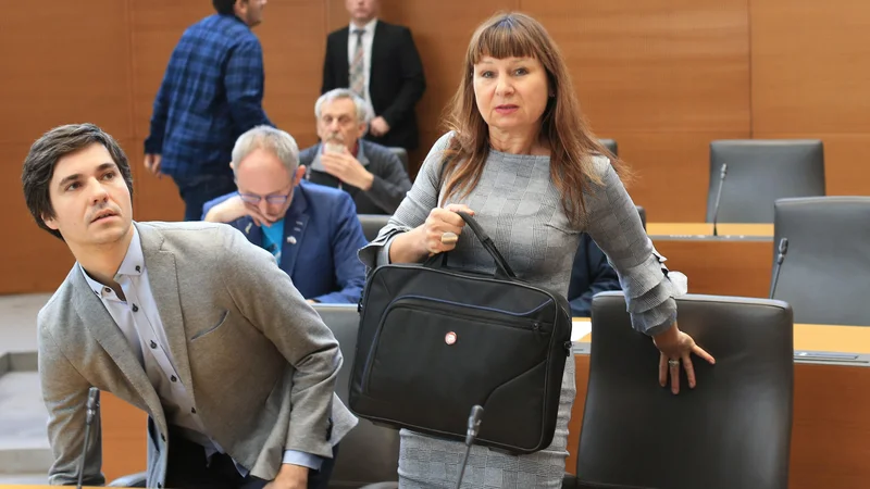 Fotografija: Luka Mesec je edini predstavnik Levice, ki se redno uvršča na lestvico najbolj priljubljenih politikov. Na fotografiji desno: Violeta Tomić. Foto Tomi Lombar
